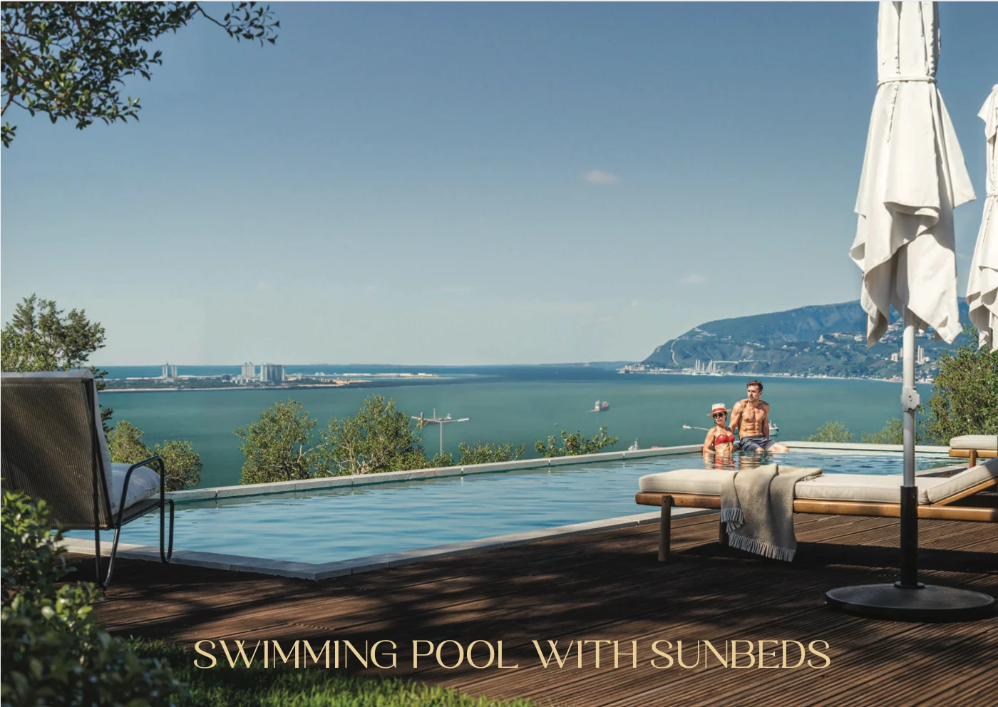 Piscina com Espreguiçadeiras e Vistas para o Mar